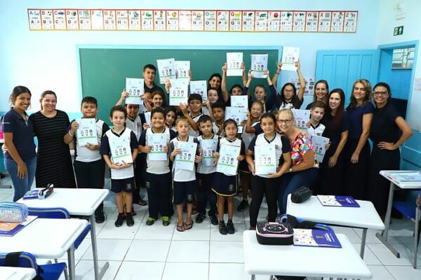 Prefeitura de Arapongas faz entrega de apostilas da disciplina de Libras