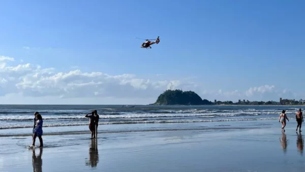 Adolescente desaparece no mar após grupo de excursão se afogar em Guaratuba