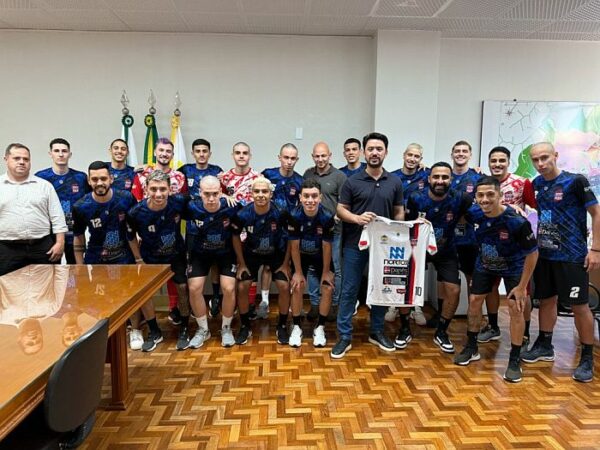 Atletas do Apucarana Futsal visitam o prefeito Rodolfo Mota que reitera apoio ao time