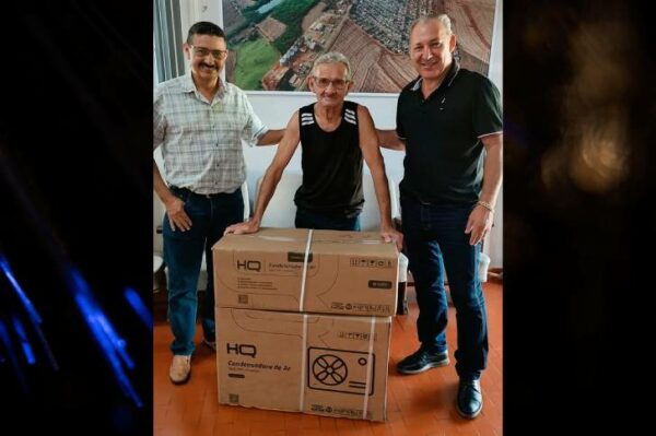 O prefeito Rildo da Padaria e o vice Elço da Líder realizaram a entrega do ar-condicionado ao sorteado do prêmio IPTU