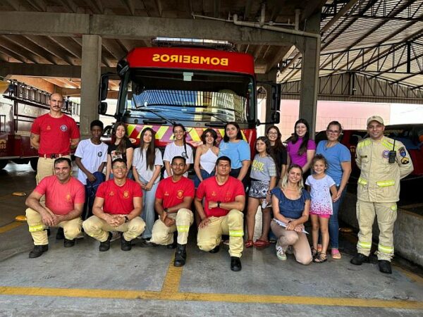 Grupo de Cambira visita Corpo de Bombeiros de Apucarana e recebe instruções sobre primeiros socorros