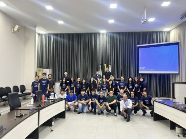 Jovens do ‘Programa Aprendiz’ conhecem Câmara de Apucarana