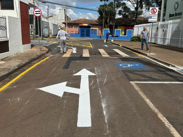 Arapongas implanta mão inglesa em rua no centro
