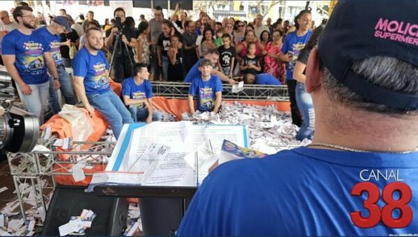 Grande público prestigia sorteio da campanha “Minha Casa Molicenter” em Arapongas