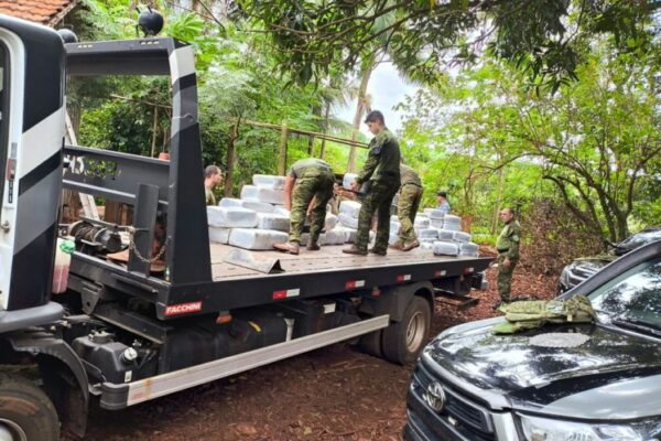 Com apoio de cão de faro, PMPR encontra 2 toneladas de drogas e armas em bunker no interior do PR