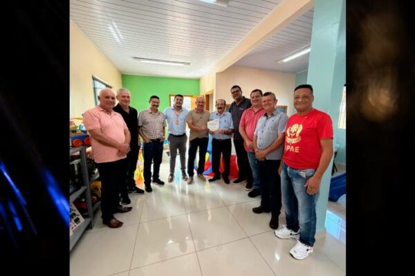 A APAE de São Pedro do Ivaí recebeu nesta segunda-feira (24),um importante apoio da Cresol