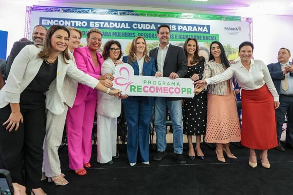 Ratinho Junior sanciona nova lei e mulheres vítimas de violência receberão auxílio do Estado