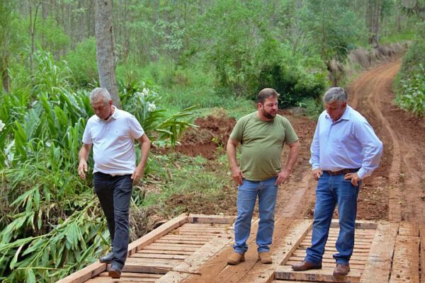 Prefeito Hermes vistoria ponte de madeira recuperada pela Prefeitura na região da Fazenda Takahashi em Faxinal