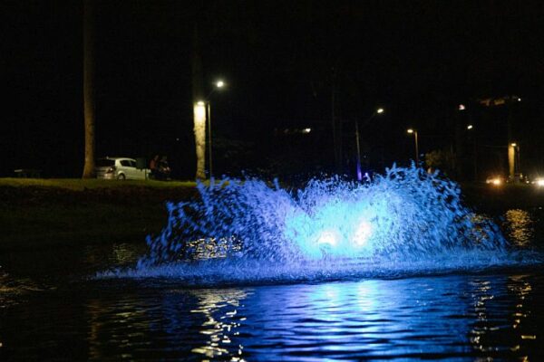 Apucarana – Lago Jaboti recebe aeradores e equipamentos ganham iluminação azul em alusão ao autismo