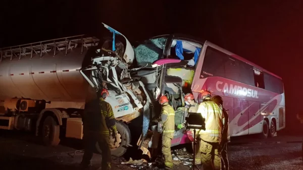 Grave acidente entre ônibus e caminhão deixa 3 mortos na BR-272 no PR