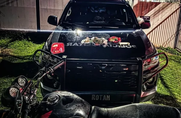 PM apreende drogas e recupera moto furtada em Arapongas