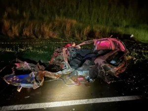 Família morre após carro bater contra ônibus escolar e caminhão entre Cambará e Andirá