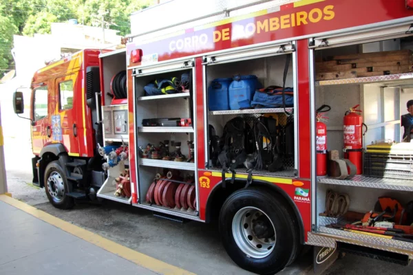 Incêndio destrói fábrica de colchões e mobiliza bombeiros em Arapongas