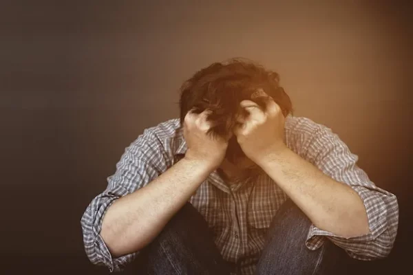 Homem alega possessão demoníaca e agride esposa grávida em Arapongas