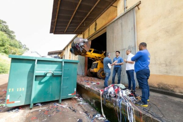 Prefeitura de Apucarana inicia retirada de toneladas de resíduos têxteis que estavam armazenados irregularmente