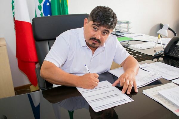 Prefeito Paulo da Padaria assina ordem de serviço para recape asfáltico das ruas Pirapó e Iguaçu