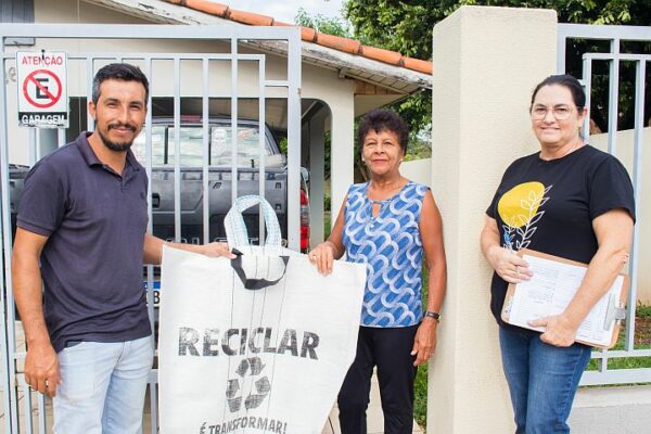 Prefeitura de Califórnia inicia entrega de bags para combater a dengue e incentivar a reciclagem