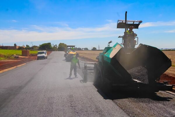 Obra de prolongamento da Rua Canastreiro avança e recebe pavimentação em Arapongas