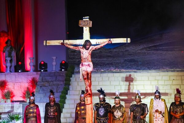 Teatro Paixão de Cristo volta a emocionar multidão em Arapongas