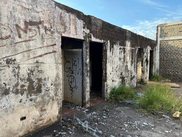 Prefeitura de Apucarana faz a demolição das ruínas da antiga “Casa da Pedra”