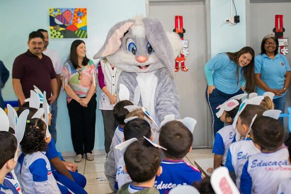Prefeitura de Califórnia entrega ovos de Páscoa para alunos da rede municipal de ensino