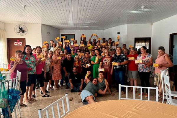 Prefeito Paulo da Padaria e vice Dautinho entregam bombons no Clube da Terceira Idade