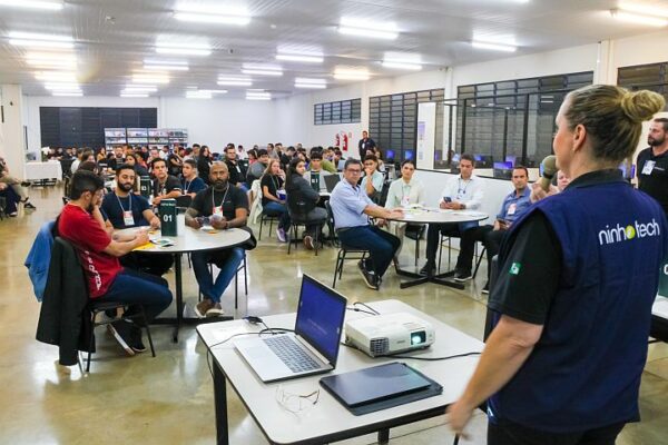 1º Ideathon NinhoTech 2025 reúne jovens e empresários em Arapongas