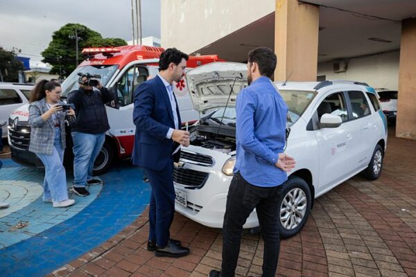Prefeitura de  recupera veículos da Saúde e entrega nova ambulância para o SAMU