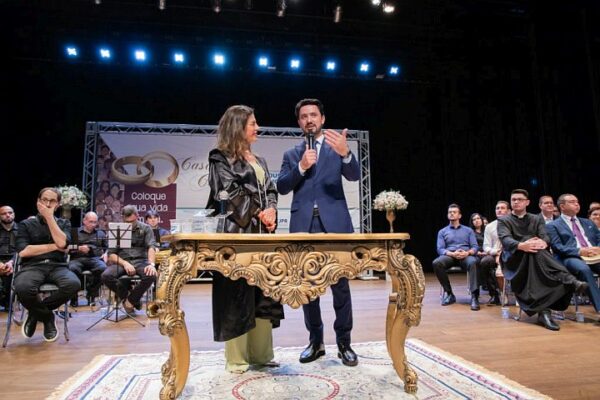 Casamento coletivo oficializa a união de 74 casais em cerimônia emocionante em Apucarana