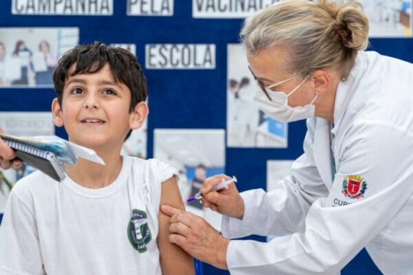 Dia D da vacinação será em 10 de maio; força-tarefa nas escolas começa na segunda