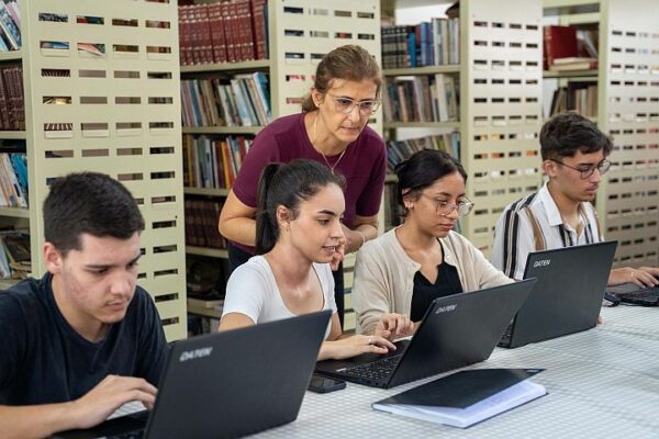 Talento Tech: alunos aprendem TI e testam tecnologias em lanchonete e negócios dos pais