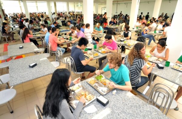Ratinho Junior sanciona lei que garante segurança alimentar a universitários no Paraná