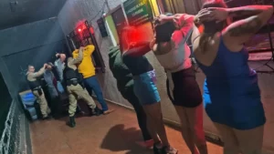 PM faz batida em bares e aborda 47 pessoas em Arapongas