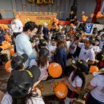 Rede de atendimento promove abraço coletivo para proteger crianças e adolescentes contra o abuso sexual em Apucarana