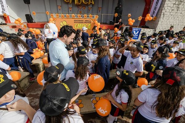 Rede de atendimento promove abraço coletivo para proteger crianças e adolescentes contra o abuso sexual em Apucarana