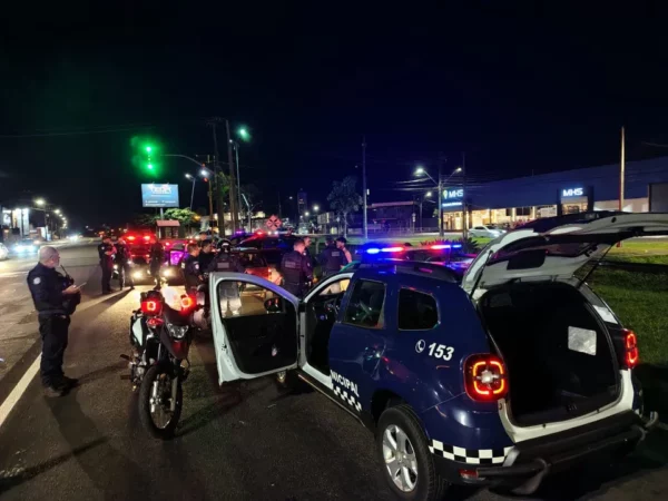 Casal é preso após ser abordado com carro furtado em Arapongas