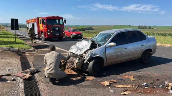 Acidente entre carro e caminhão deixa três pessoas feridas na PR-444