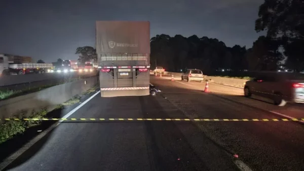 Motociclista cai embaixo de carreta e tem corpo partido ao meio em Curitiba