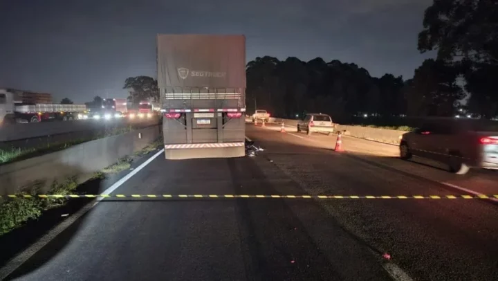 Motociclista cai embaixo de carreta e tem corpo partido ao meio em Curitiba