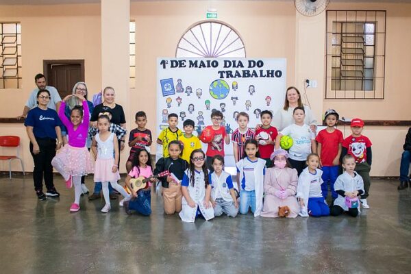 Alunos da Escola Municipal Califórnia realizam apresentação em homenagem ao Dia do Trabalho