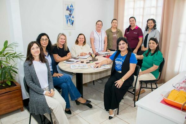 Representantes do Núcleo Regional de Educação de Apucarana realizam visita em Califórnia