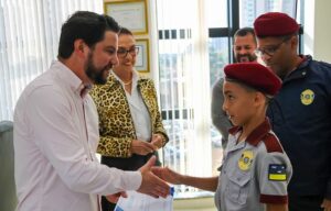 Rafael Cita e Édina Kümmel recebem visita de alunos das escolas cívico-militares de Arapongas
