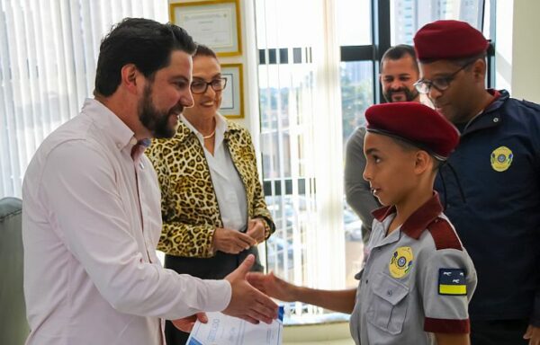 Rafael Cita e Édina Kümmel recebem visita de alunos das escolas cívico-militares de Arapongas