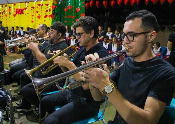 Big Band leva Projeto Todo Canto à Escola Municipal Professor José de Carvalho em Arapongas