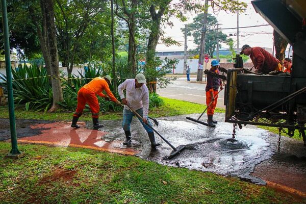 Codar faz serviços de manutenção nas imediações do Cemitério de Arapongas