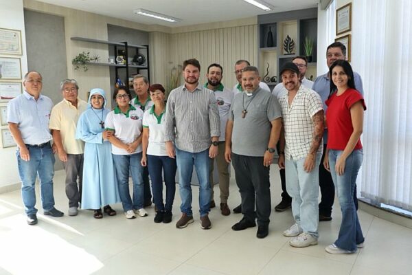 Prefeito de Arapongas recebe comitê organizador da Festa do Ovo e do Abacate