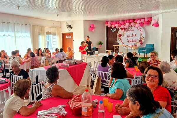 Secretaria de Assistência Social de Califórnia promove homenagem do Dia das Mães para grupo de idosas
