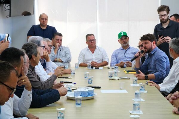 Prefeito de Arapongas participa de reunião com secretários e deputados na Amepar