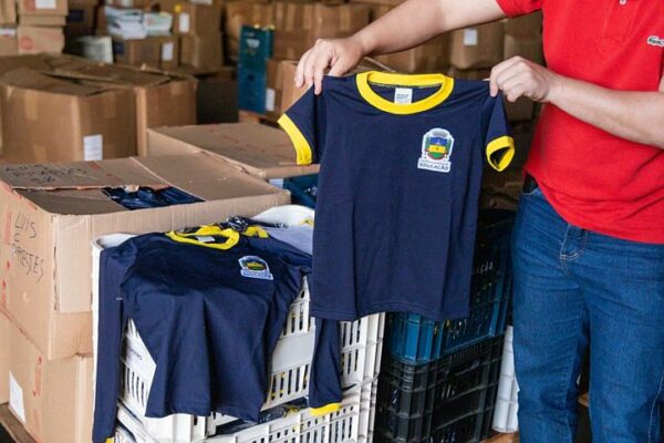Prefeitura de Apucarana inicia entrega do primeiro lote de uniformes escolares para estudantes da rede municipal