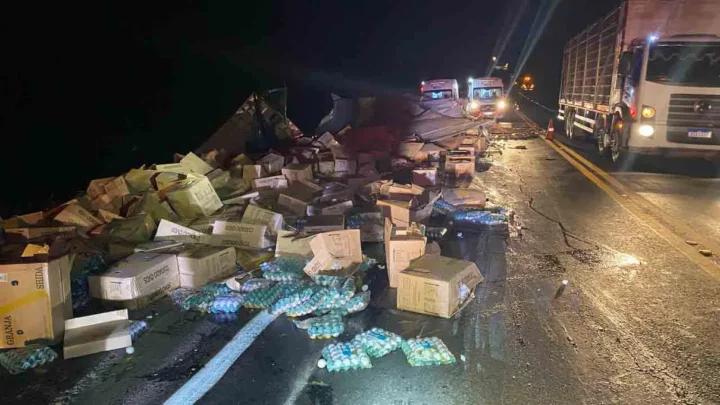 Acidente entre caminhões deixa motorista morto na BR-153 em Santo Antônio da Platina